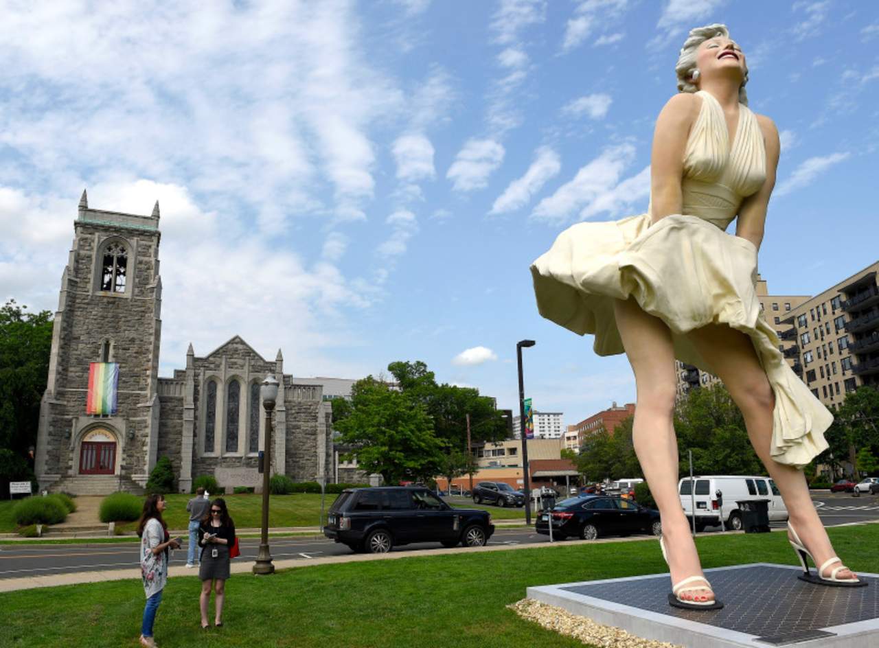 Polémica por estatua de Marilyn Monroe frente a una iglesia