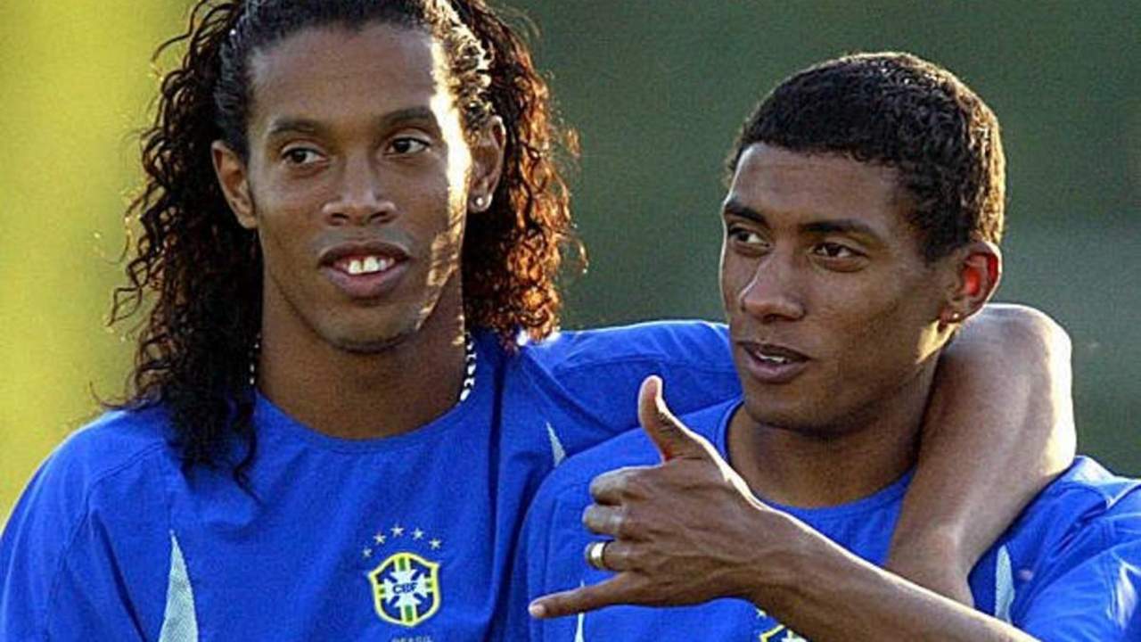 Kleberson confesó que su compatriota le refirió firmar por el Manchester United, equipo donde según Ronaldinho se reencontrarían tras dejar al PSG. (Especial)