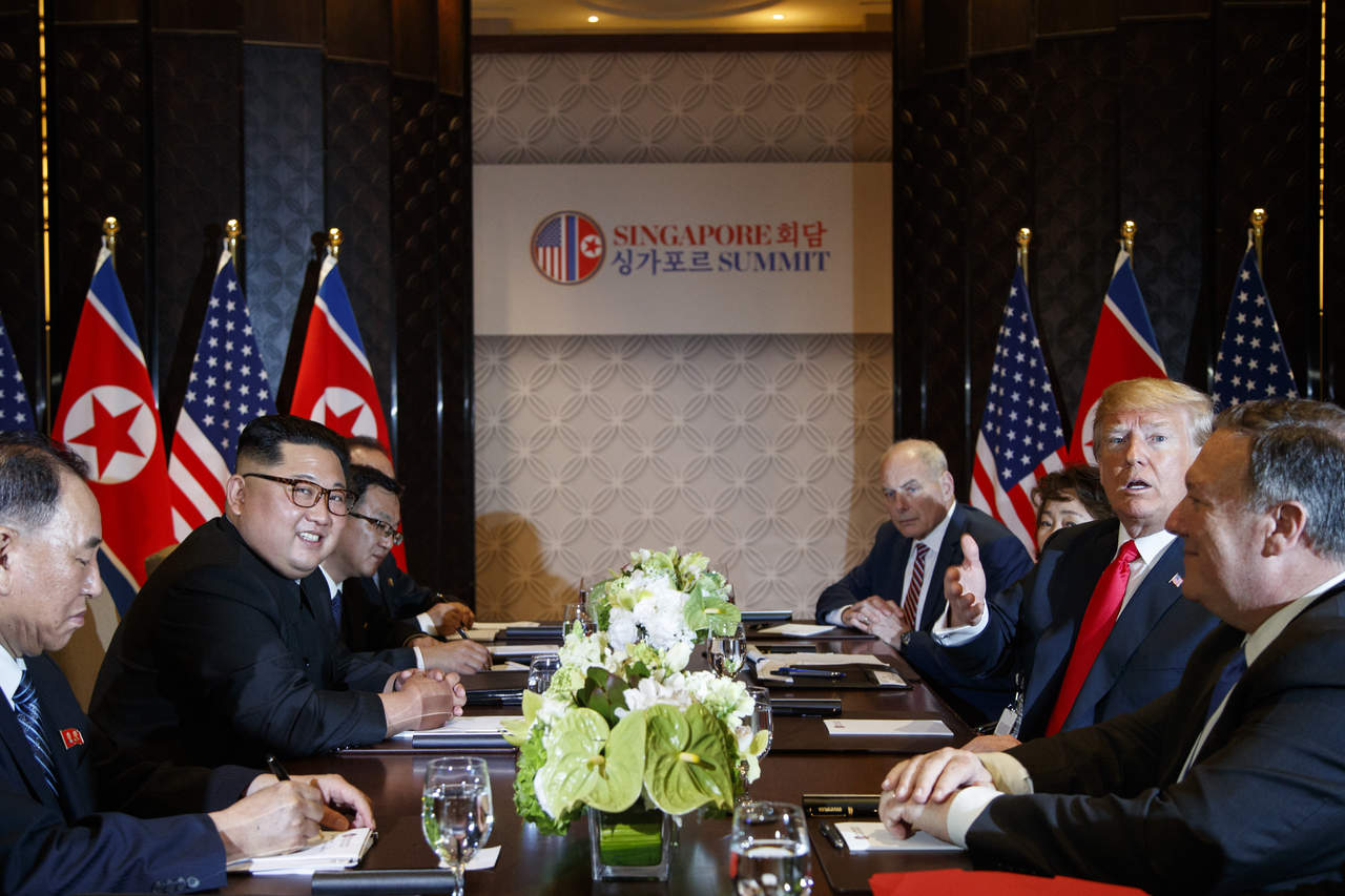 Trump dijo a los periodistas que su reunión de 48 minutos a solas con el líder norcoreano había ido 'muy, muy bien', y Kim no respondió a la pregunta de si está dispuesto a deshacerse de sus armas nucleares. (EFE)
