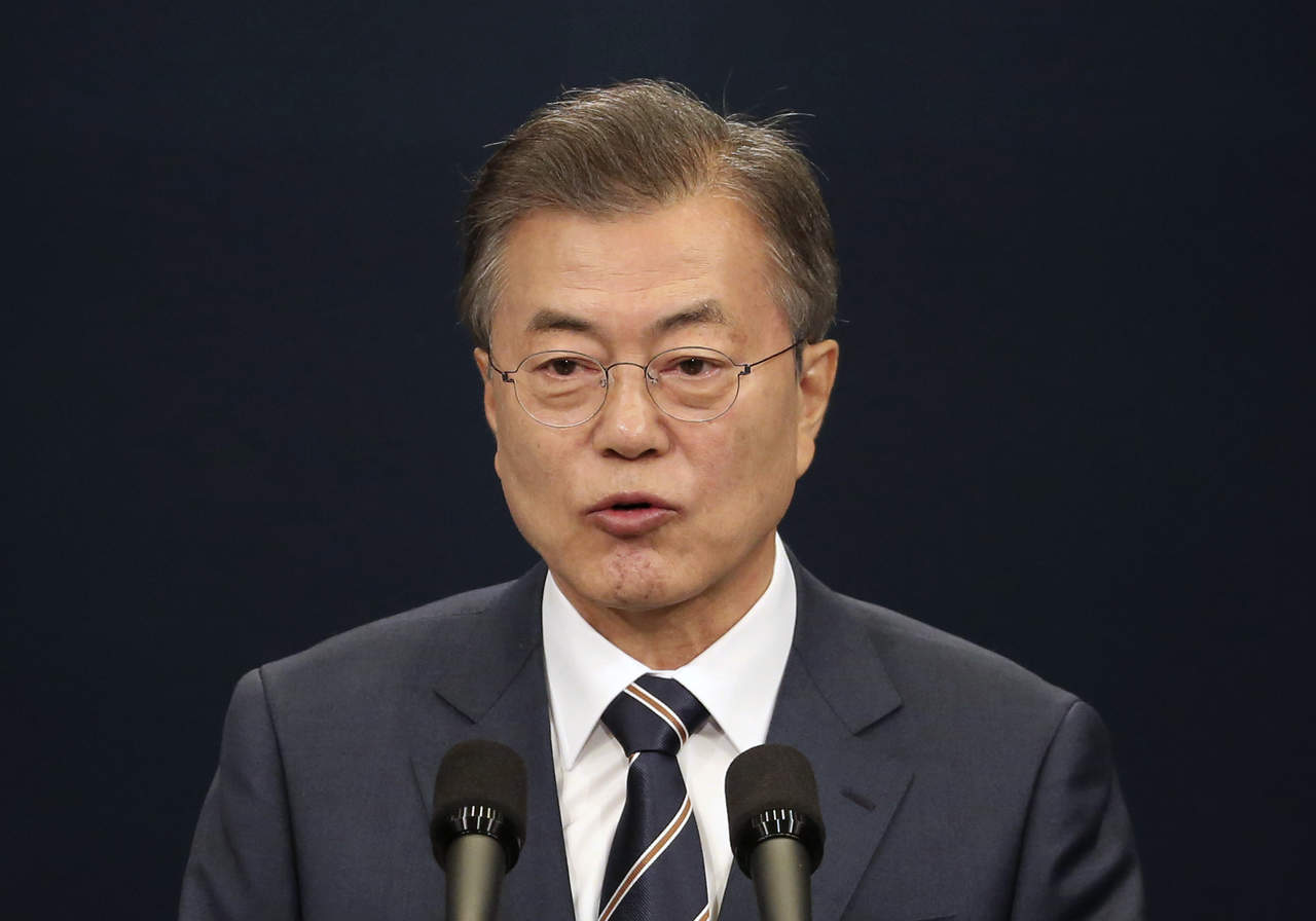 Moon y el primer ministro surcoreano, Lee Nak-yon, se mostraron especialmente conmovidos por las imágenes. (ARCHIVO)