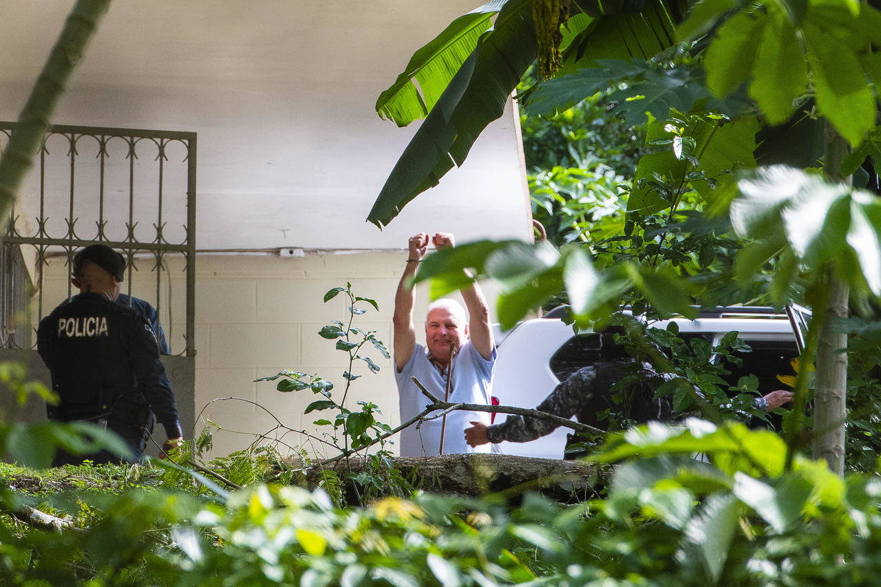 Celebra. El expresidente Ricardo Martinelli levanta sus brazos al ser conducido a la cárcel. (EFE)