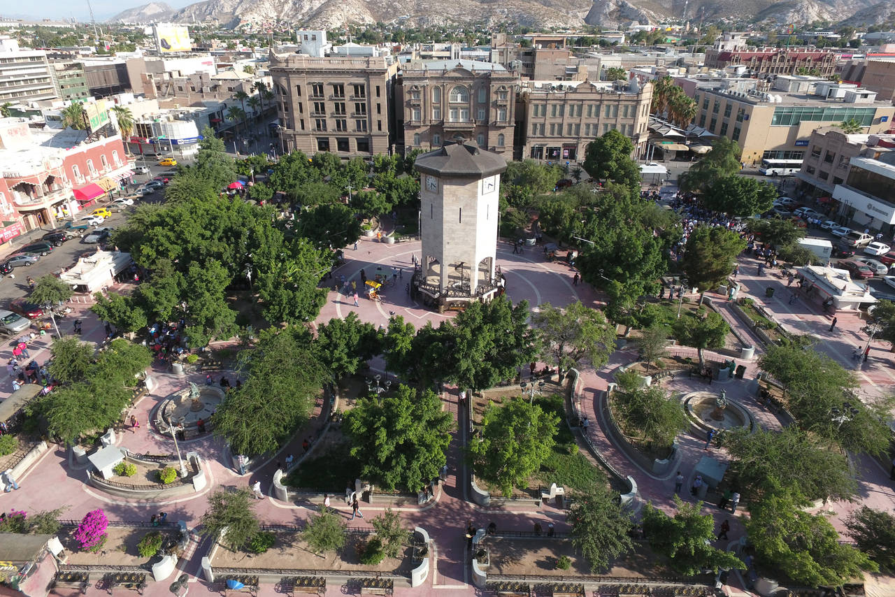 Invitación. Organización civil organizó la transmisión en la Plaza de Armas del tercer debate presidencial para este martes. (EL SIGLO DE TORREÓN)