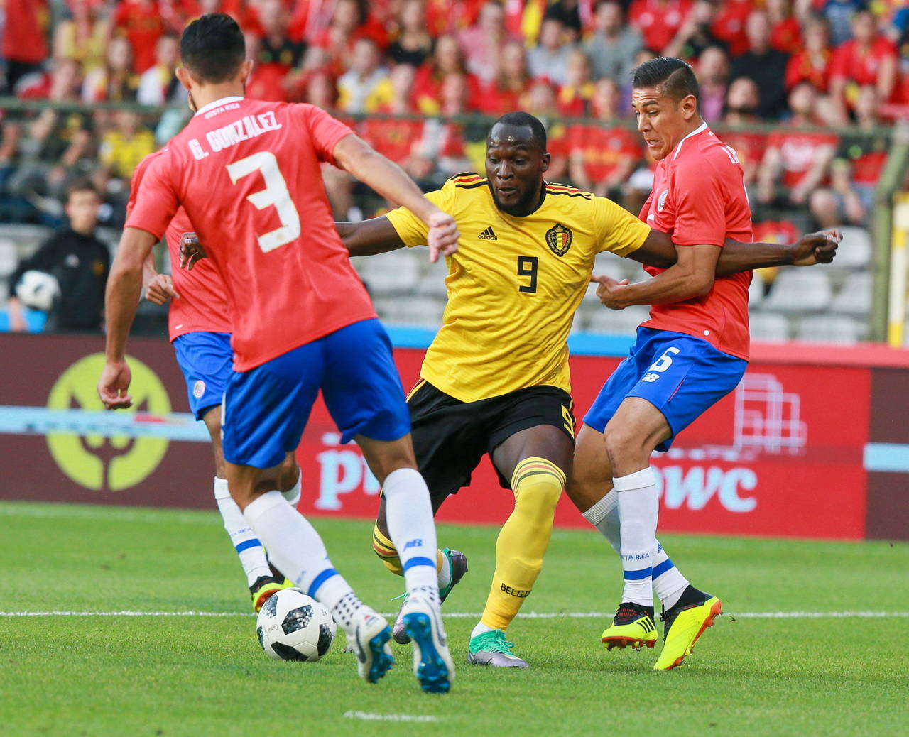 Romelu Lukaku (c) de Bélgica en acción contra los costarricenses Giancarlo González (i) y Óscar Duarte. Bélgica da paliza a Costa Rica