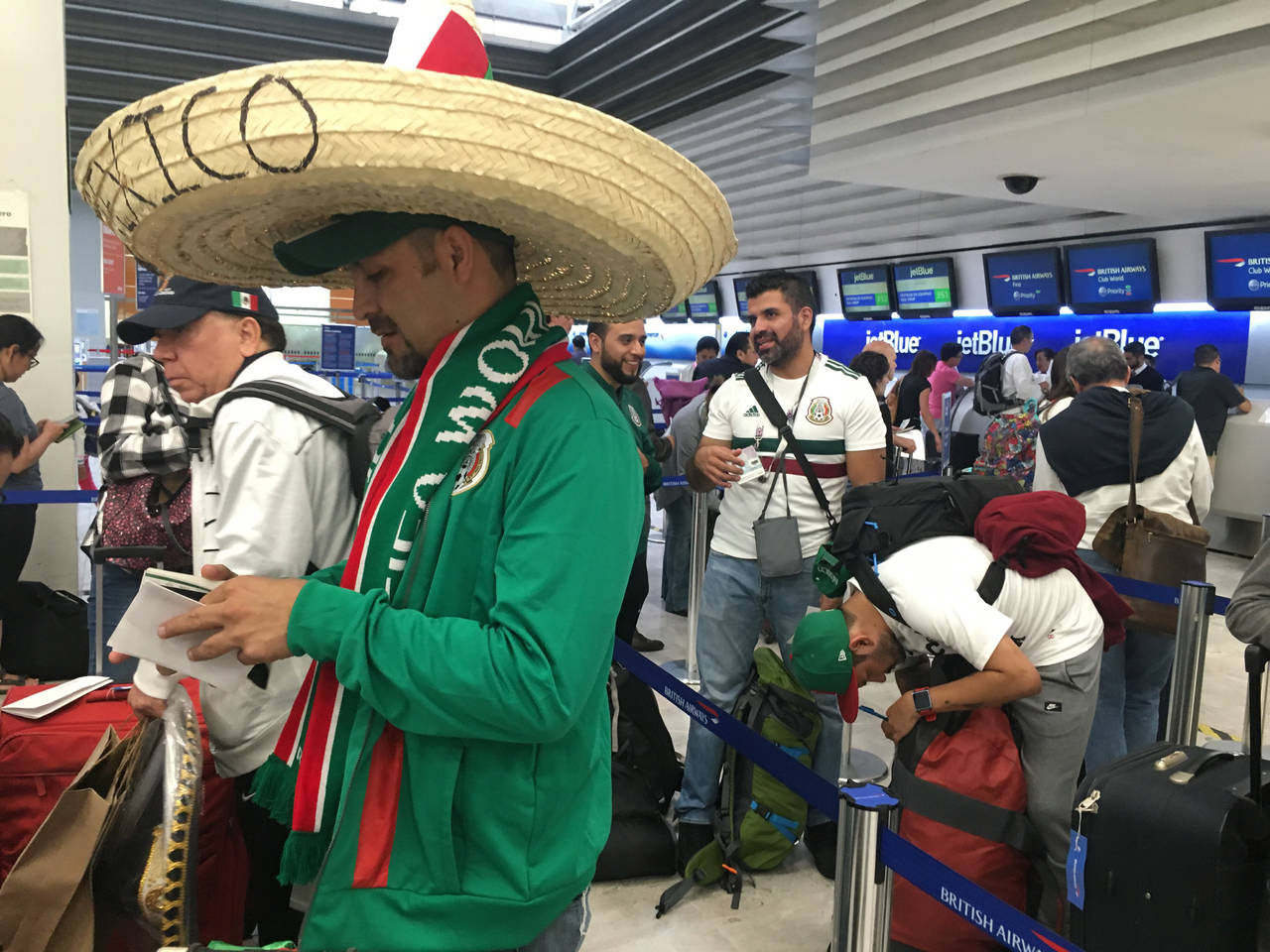 Muchos mexicanos ya comenzaron a hacer el viaje hacia el Mundial. Profeco atiende a los aficionados viajeros