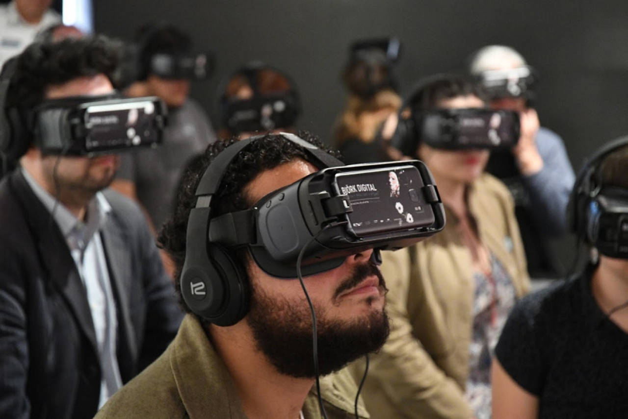 Tecnología. La exposición ofrece una experiencia de lo que es la realidad virtual vivida a 360 grados.