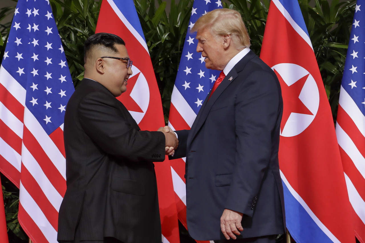 Encuentro. El presidente de los Estados Unidos, Donald J. Trump (d), y el líder norcoreano, Kim Jong-un (i), se dan la mano al comienzo de la primera cumbre de la historia entre los dos países en el hotel Capella en la isla de Sentosa, Singapur. (AP)