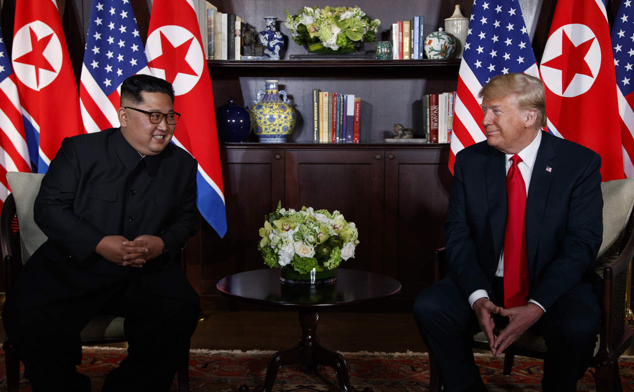 El líder norcoreano, Kim Jong-un, y el presidente estadounidense, Donald Trump, se reunieron ayer durante más de tres horas en una cumbre histórica en la que dieron muestras de optimismo y anunciaron la firma de una posible declaración conjunta tras lograr 'muchos avances'. (AP)