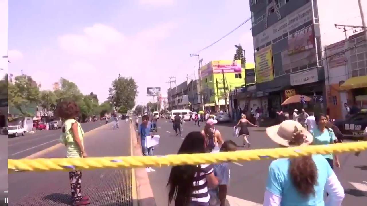 Caos. En Iztapalapa, un grupo de manifestantes que protestaban por la falta de agua fue atropellado por un sujeto de 24 años. (ESPECIAL)