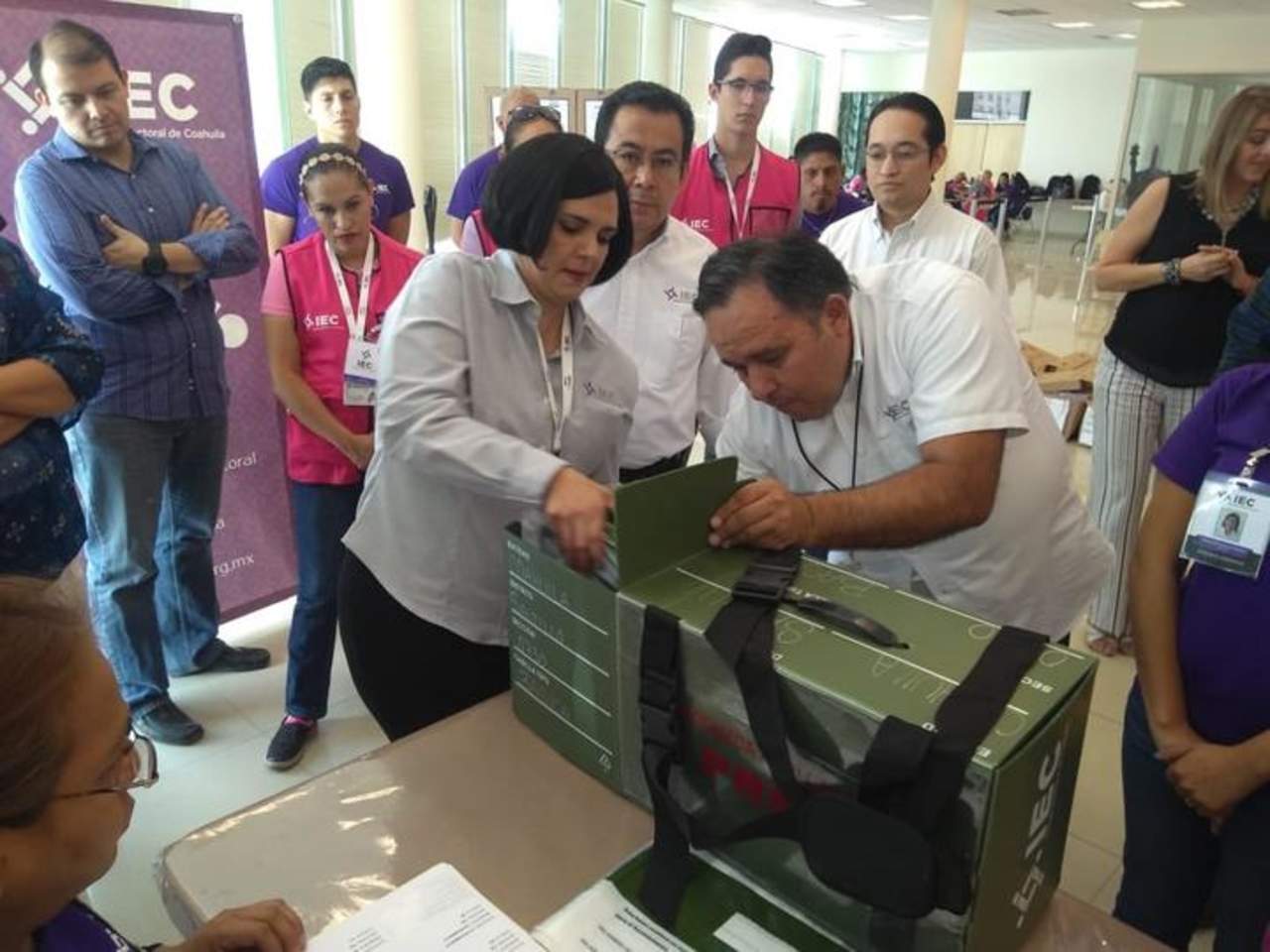 El Instituto Electoral de Coahuila (IEC) informó que la tarde del lunes inició la integración de los paquetes electorales.