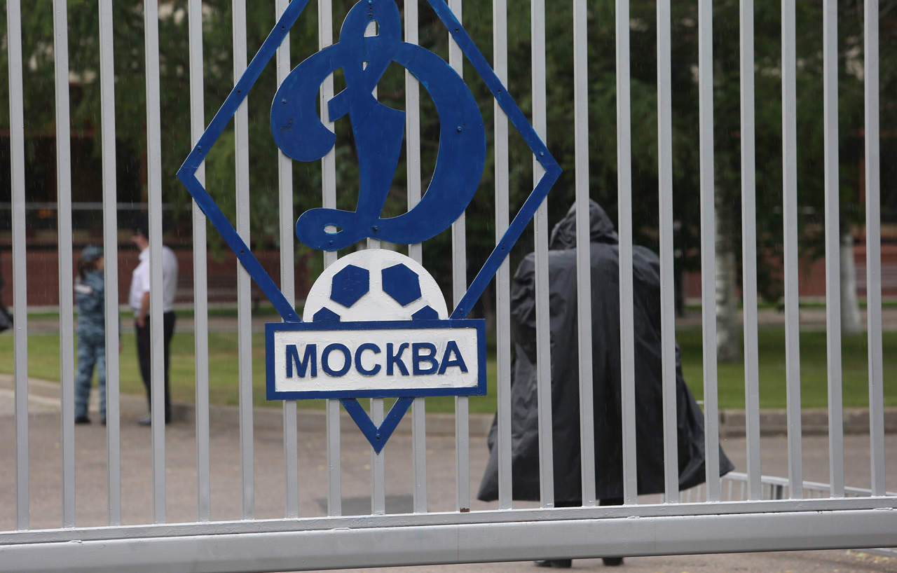 Aficionados mexicanos y rusos se concentran afuera de las instalaciones del club de futbol Dinamo de Moscú, sede de México en el Mundial. (Notimex)