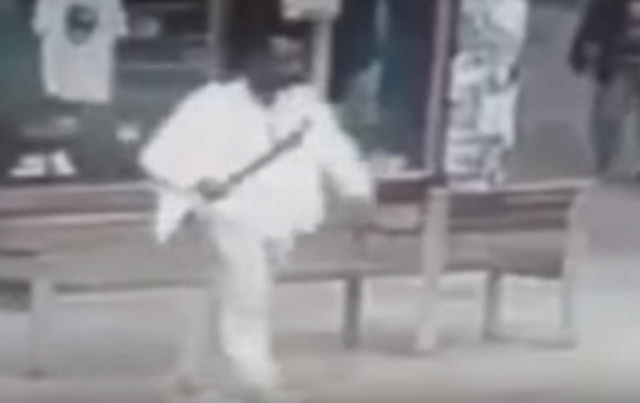 VIDEO: Hombre es atacado con un machete en pleno centro comercial
