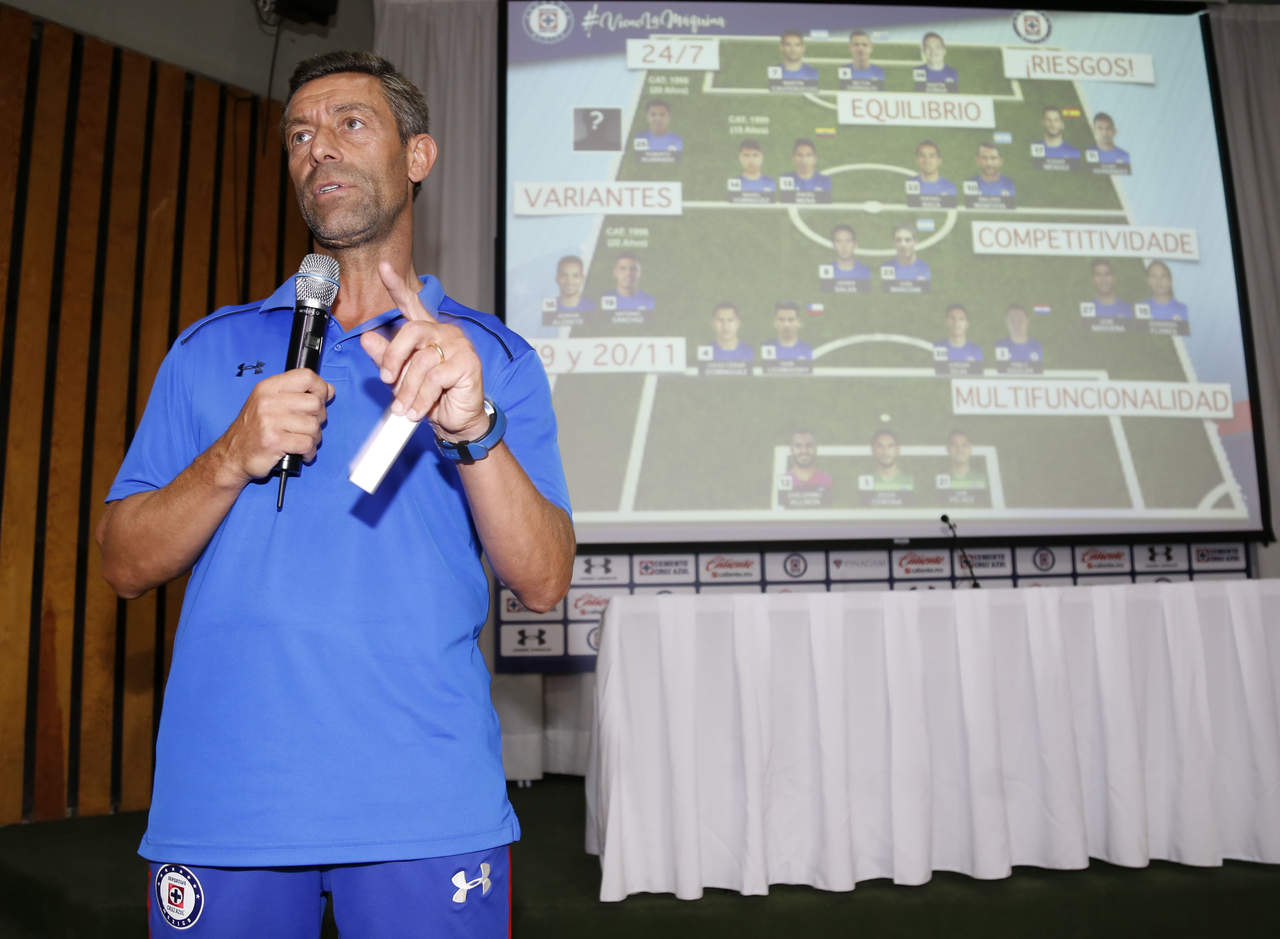 En conferencia de prensa, el entrenador presentó a detalle, a través de diapositivas, la forma de trabajo en la pretemporada.