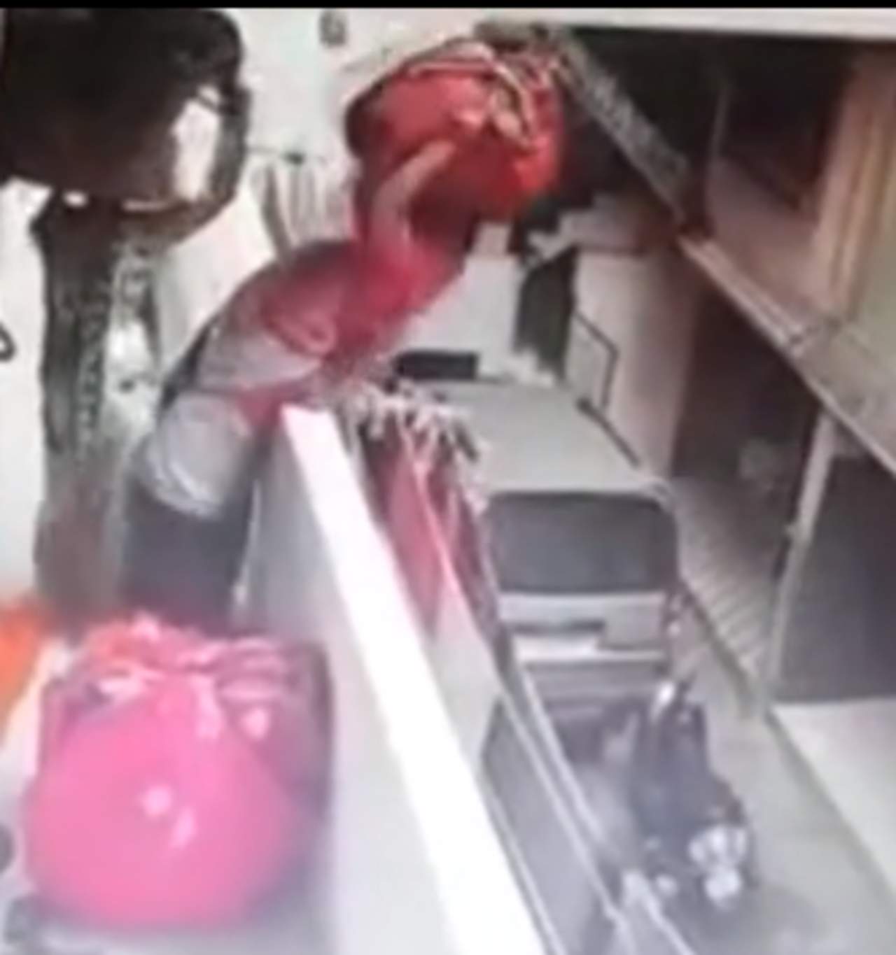 Vendedora de ropa cae de un balcón tras perder el equilibrio