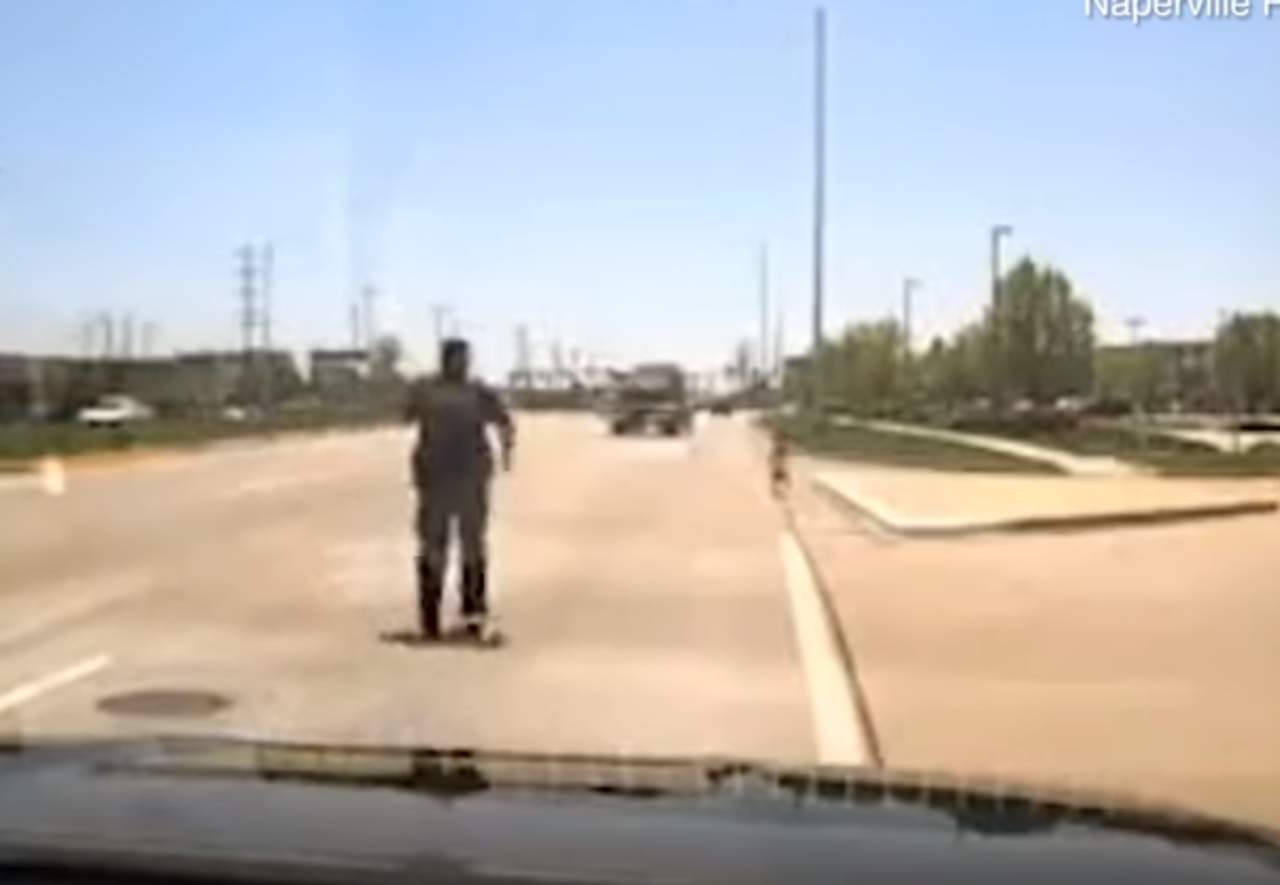Oficial de policía salva a niño que corría en plena autopista