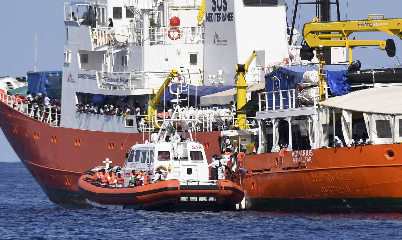 Italia escolta al barco Aquarius hasta España
