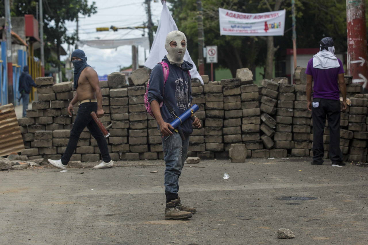Bloqueos. La policía y parapolicía están en varios puntos de Managua quitando bardas que han levantado los protestantes. (EFE)