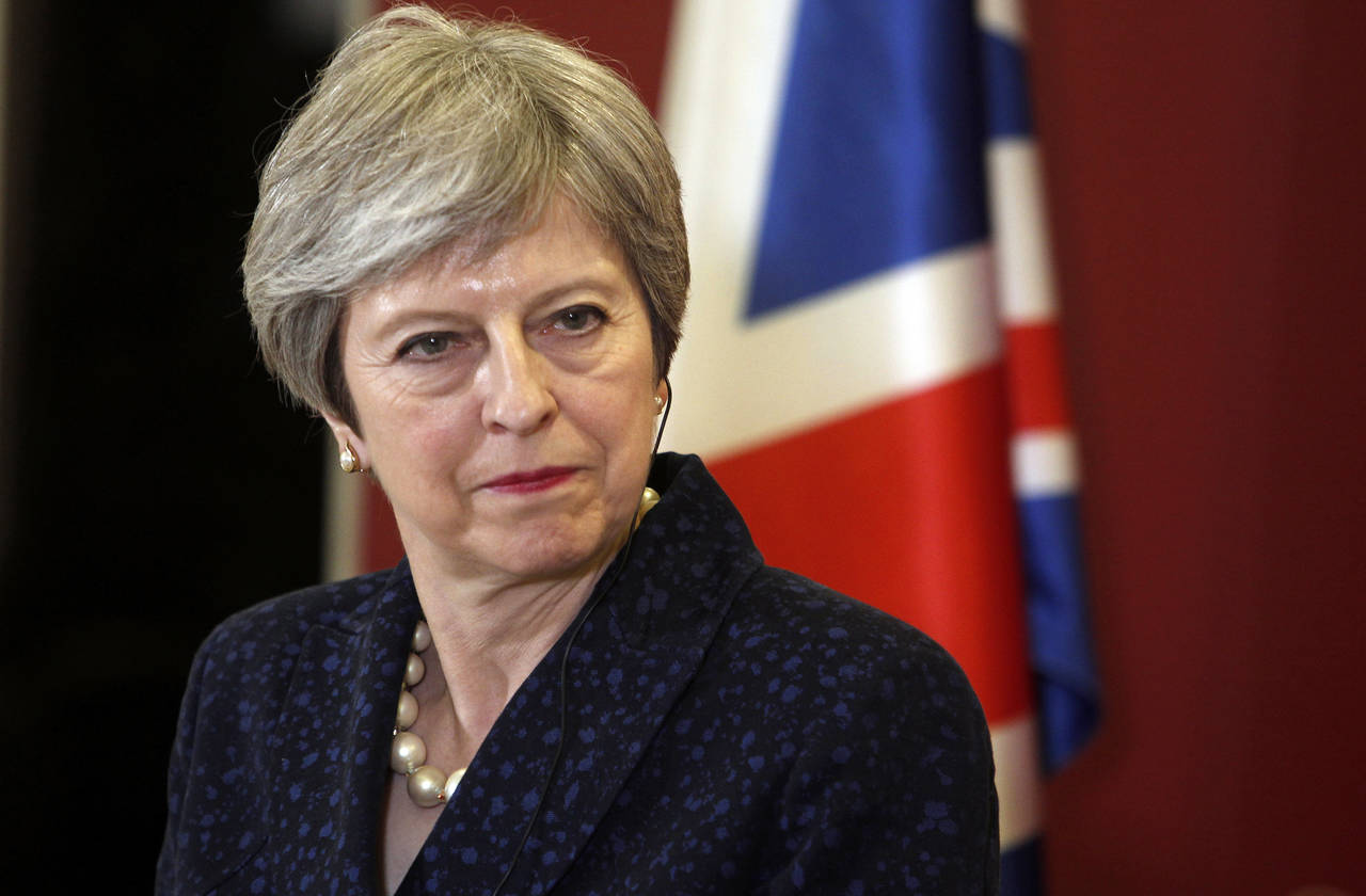 Garantías. Theresa May se reunió con conservadores para ofrecerles garantías. (AP)