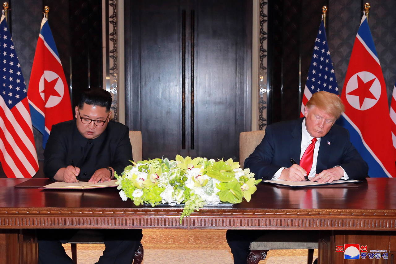 Firman. El líder de Corea del Norte, Kim Jong-un, y el presidente de EU, Donald Trump, están de acuerdo en la importancia de ir 'paso a paso' y adoptar acciones 'simultáneas' para lograr la paz. (EFE)