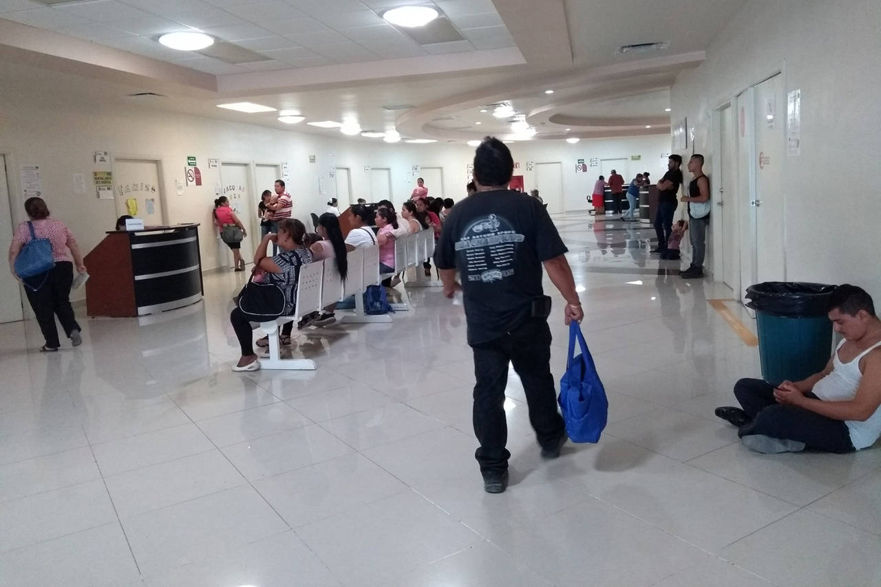 Atenciones. El fin de semana, trabajadores del Hospital General de Torreón denunciaron que no había un suministro regular. (ANGÉLICA SANDOVAL)