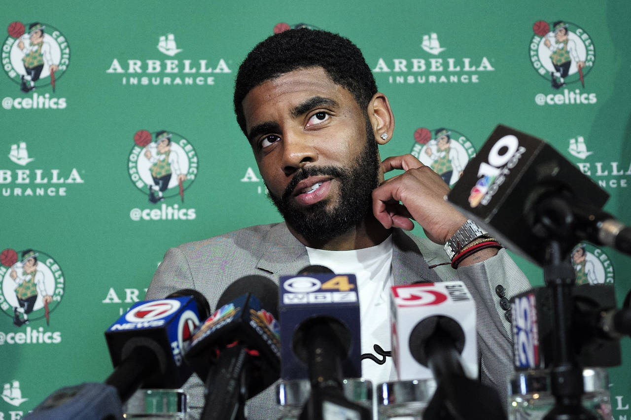 Kyrie Irving de los Celtics de Boston habla ayer en una conferencia de prensa en Boston. (AP)