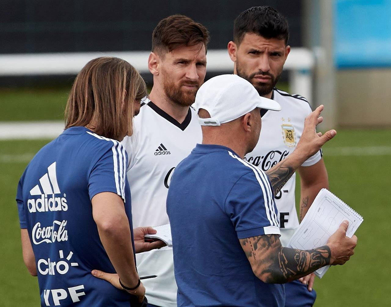 Los jugadores de la selección de Argentina Leo Messi (2i) y Sergio Agüero (d), con el seleccionador, Jorge Sampaoli (2d) y el fisioterapeuta Sebastián Beccacece (i), durante el entrenamiento del combinado albiceleste. (EFE)