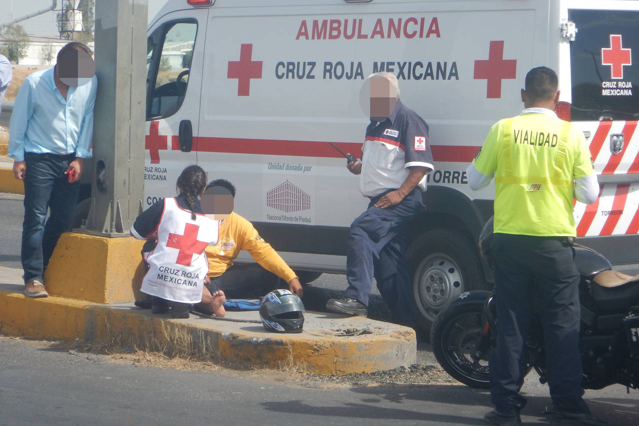 Atención. Paramédicos de la Cruz Roja de Torreón acudieron al lugar para atender al motociclista lesionado. (EL SIGLO DE TORREÓN)