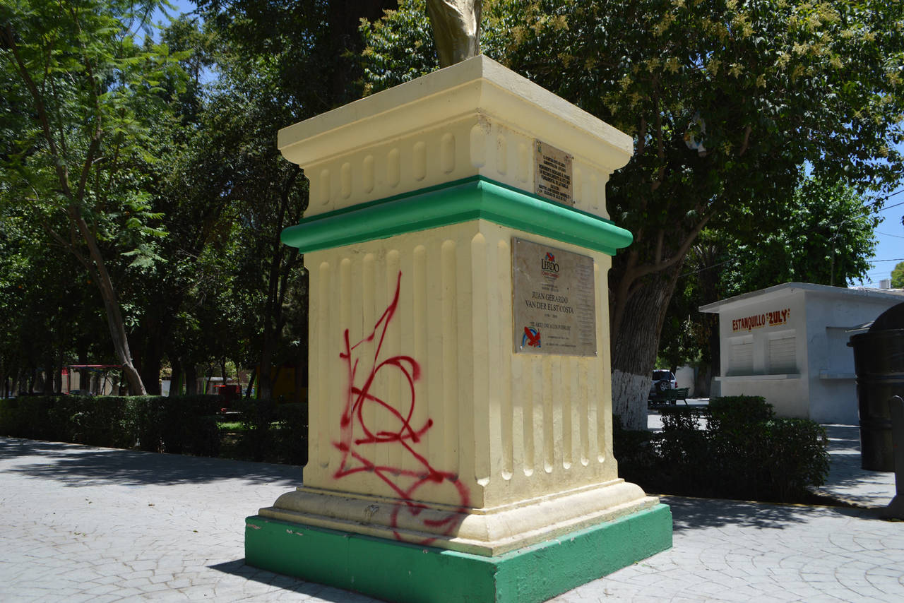 Afectada. Grupos de jóvenes han cometido diversos actos de vandalismo en contra de la escultura al padre de Ciudad Lerdo. (EL SIGLO DE TORREÓN)
