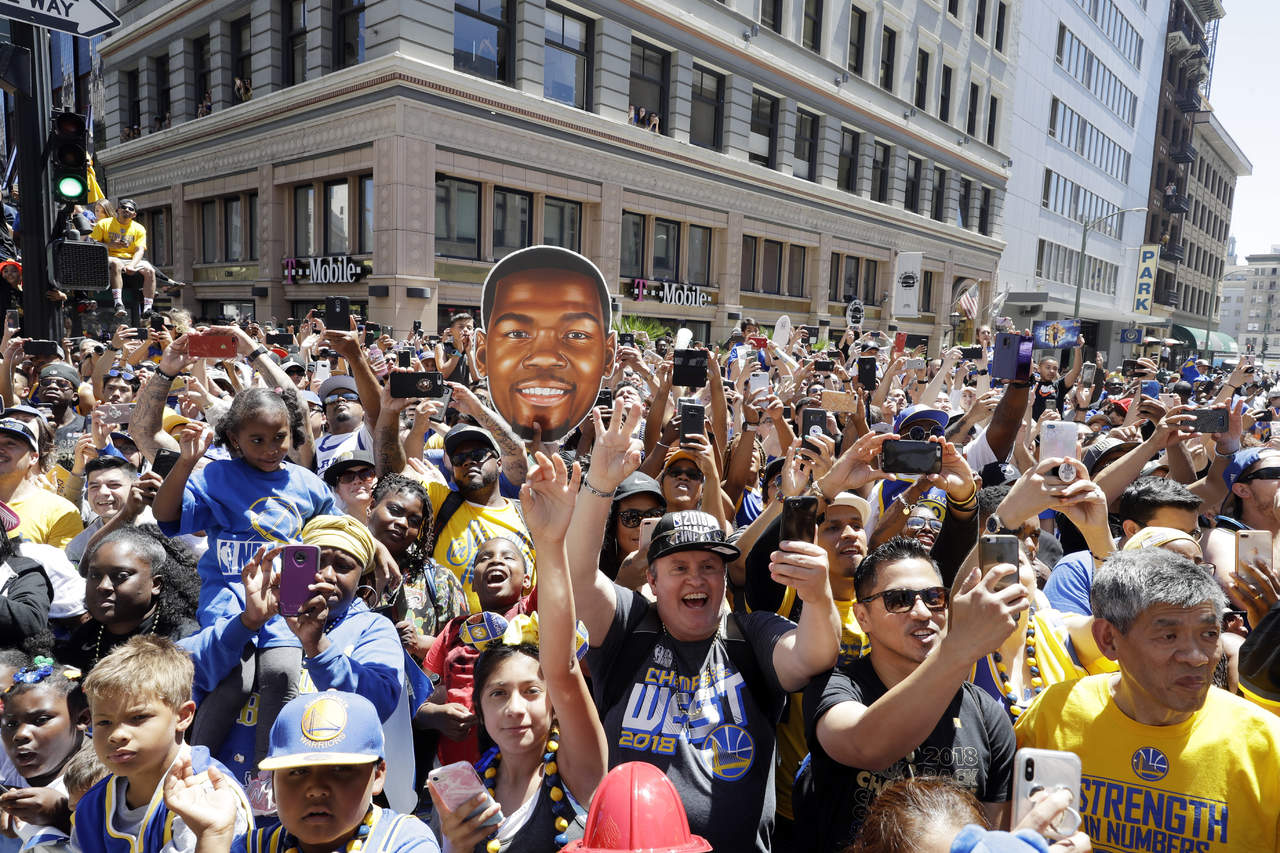 Miles de aficionados de los Warriors salieron a las calles en Oakland. (AP)
