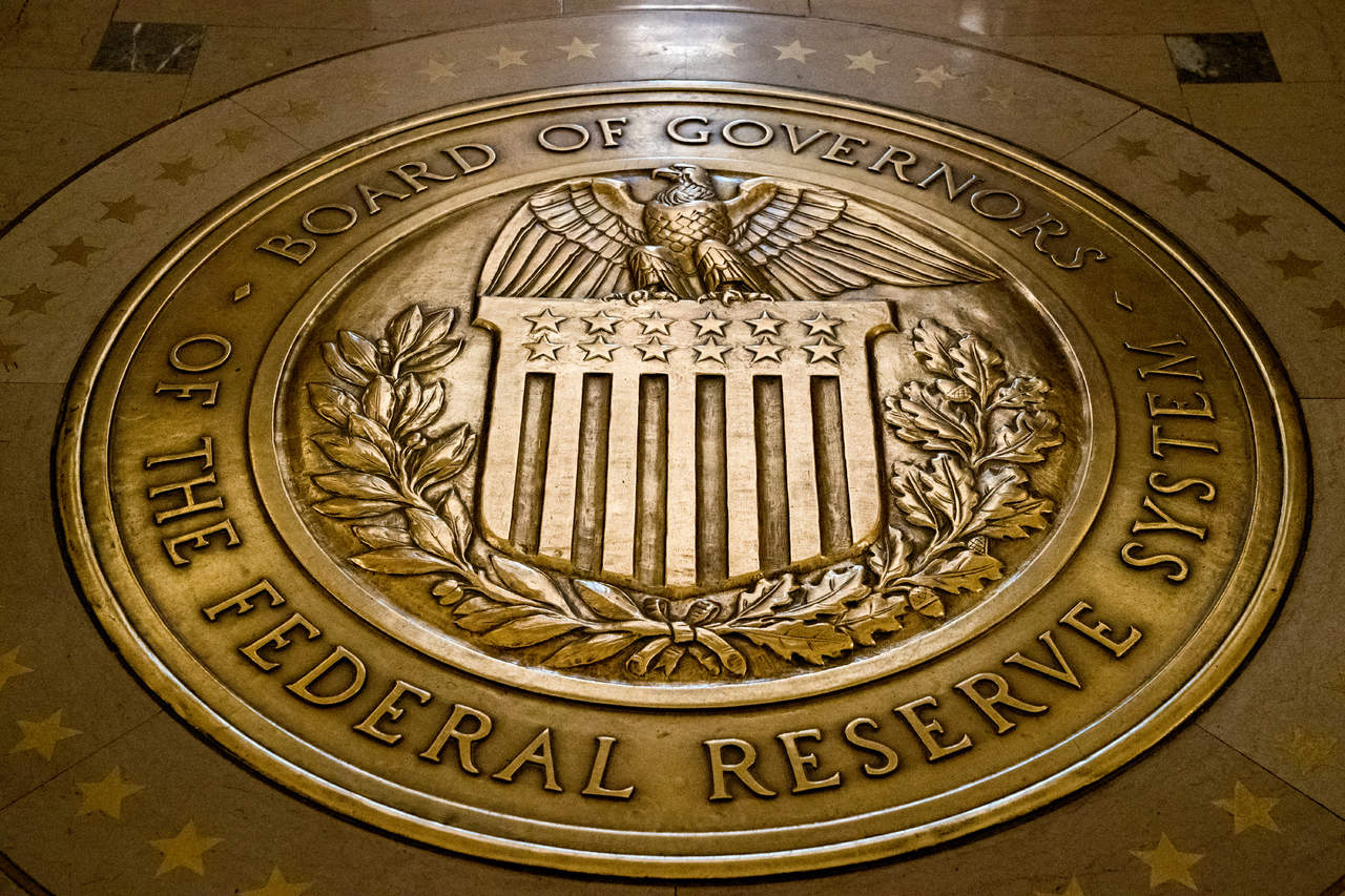 La Reserva Federal está lista para subir ligeramente el miércoles su tasa de interés de referencia por segunda ocasión en este año, pero la atención se enfocará en los indicios que dé para acelerar los incrementos en los próximos meses. (TWITTER)