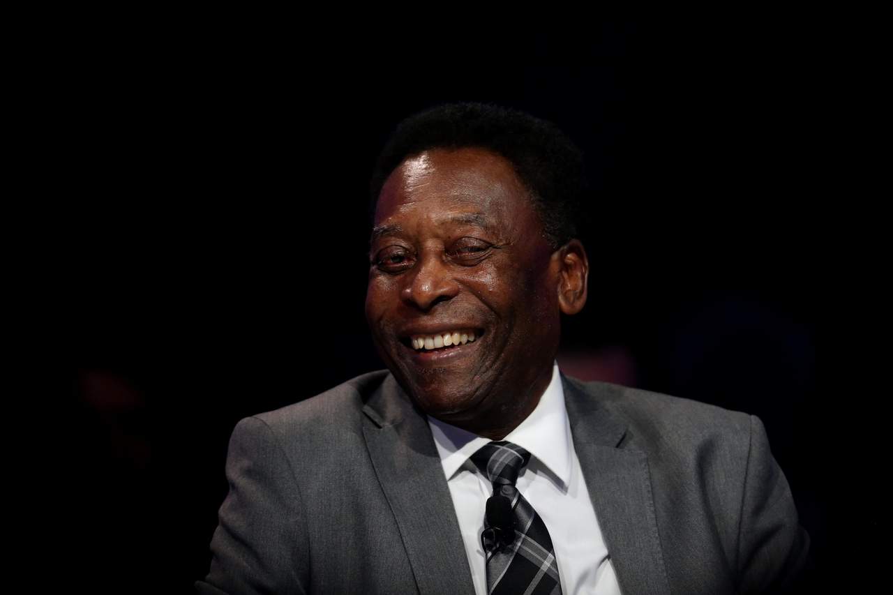 De 77 años y con problemas de salud en los últimos años, Pelé debía participar mañana como invitado a la ceremonia de apertura, pero finalmente canceló. (ARCHIVO)