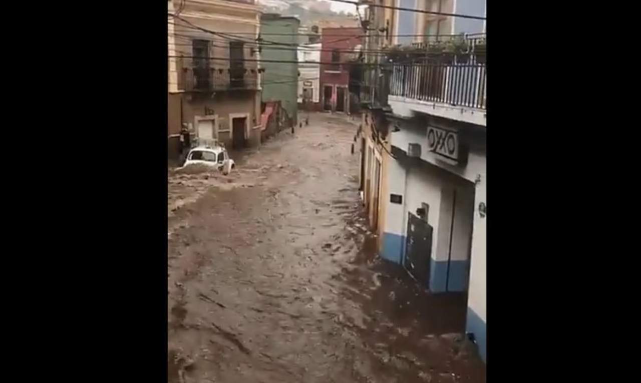 De acuerdo a primeros reportes, la Presa de la Olla se desbordó por sus costados, lo que generó fuertes corrientes de agua en las rúas de Guanajuato. (ESPECIAL)