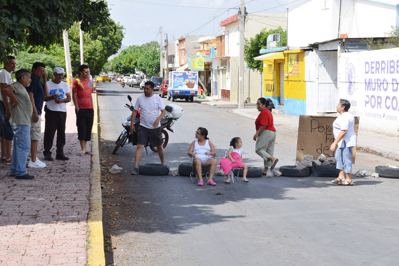 Protesta. Vecinos de la colonia Jacarandas bloquearon la mañana de ayer con cajas de plástico  y llantas el Paseo de los Álamos. (FERNANDO COMPEÁN)