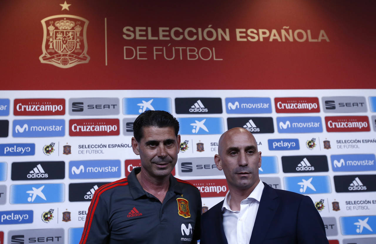 El presidente de la Real Federación Española de Futbol, Luis Rubiales (d), y Fernando Hierro durante una rueda de prensa donde el exjugador tomó el mando de la selección de España. (EFE)