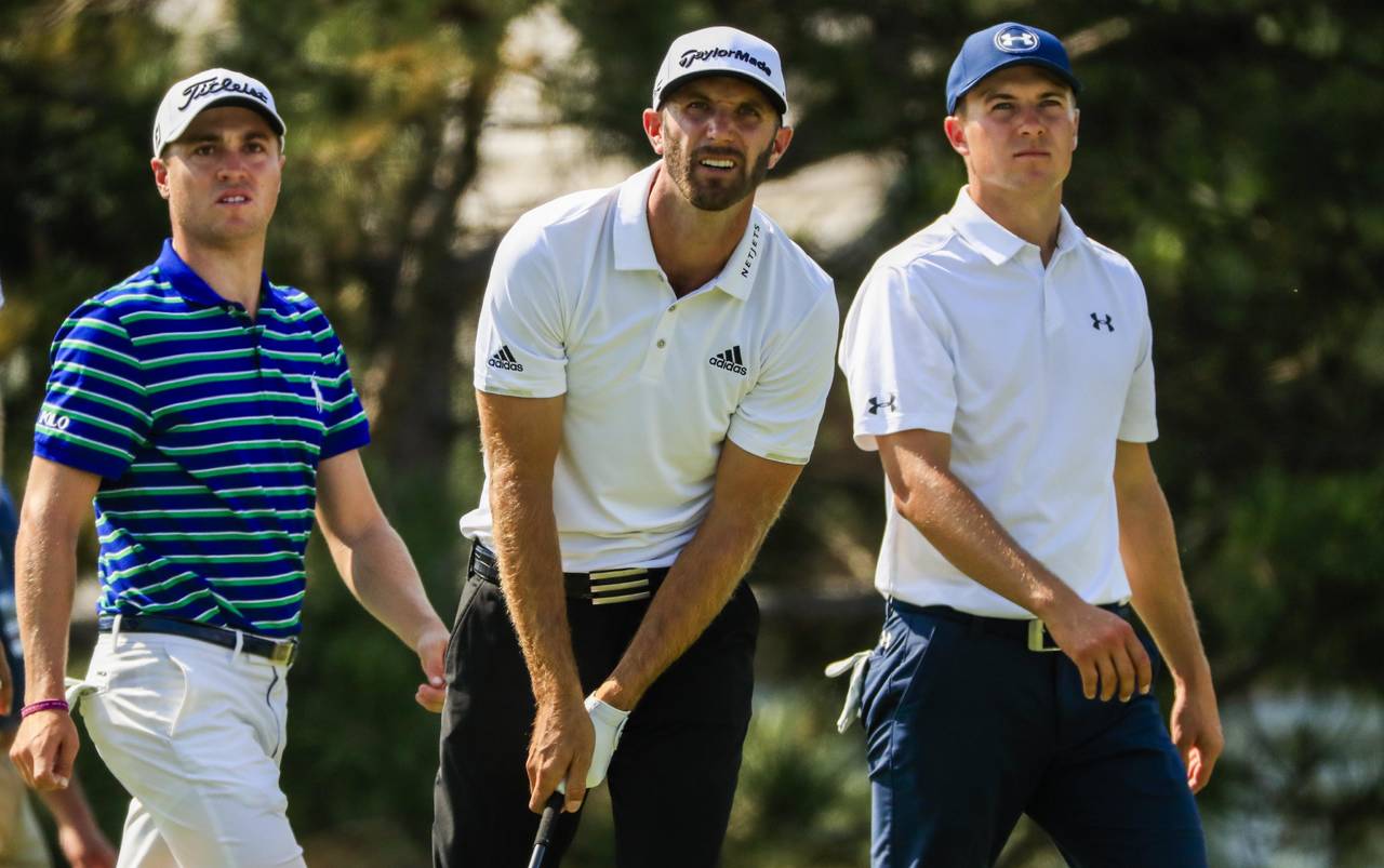 El número uno del mundo, Dustin Johnson (c), Justin Thomas (i) y Jordan Spieth, son de los golfistas favoritos para llevarse la victoria en el Abierto de los Estados Unidos, el segundo torneo major de la temporada. (Archivo)