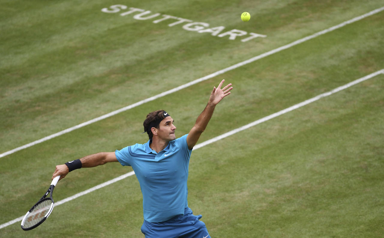 Tras casi tres meses fuera de acción, Roger Federer tuvo que venir de atrás para derrotar 3-6, 6-4, 6-2 a Mischa Zverev en Stuttgart. (AP)