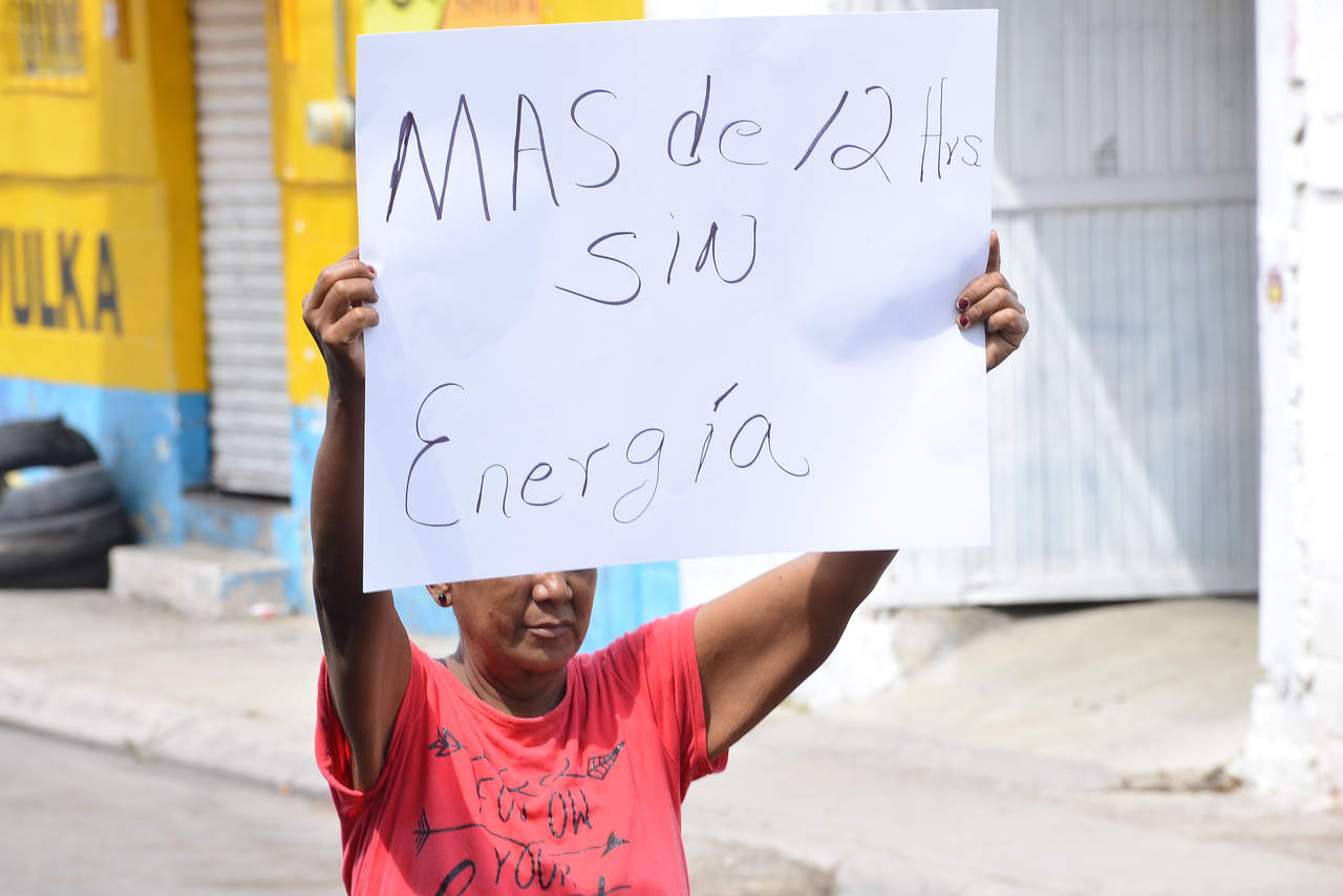 Por otra parte, vecinos de la colonia Jacarandas bloquearon la mañana del miércoles el Paseo de los Álamos a la altura de la calle Granados. (FERNANDO COMPEÁN) 