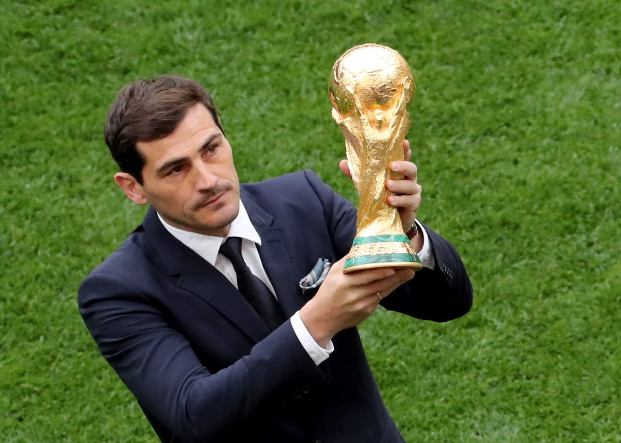  El español Iker Casillas presentó hoy en el terreno de juego del estadio Luzhnikí el trofeo de la copa del mundo. (ARCHIVO)