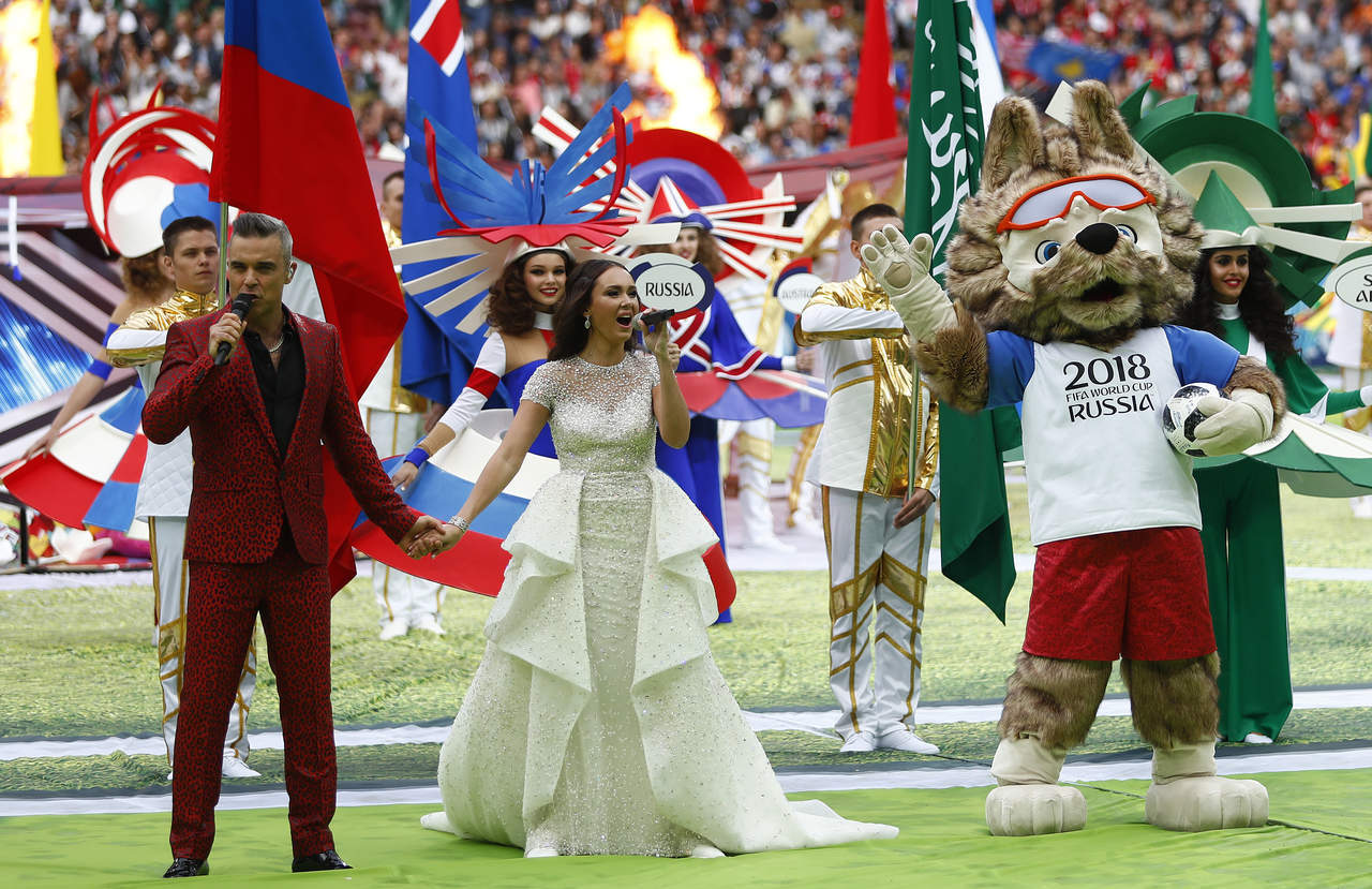 Robbie Williams y Aida Garifullina abrieron la ceremonia en Moscú. (AP)
