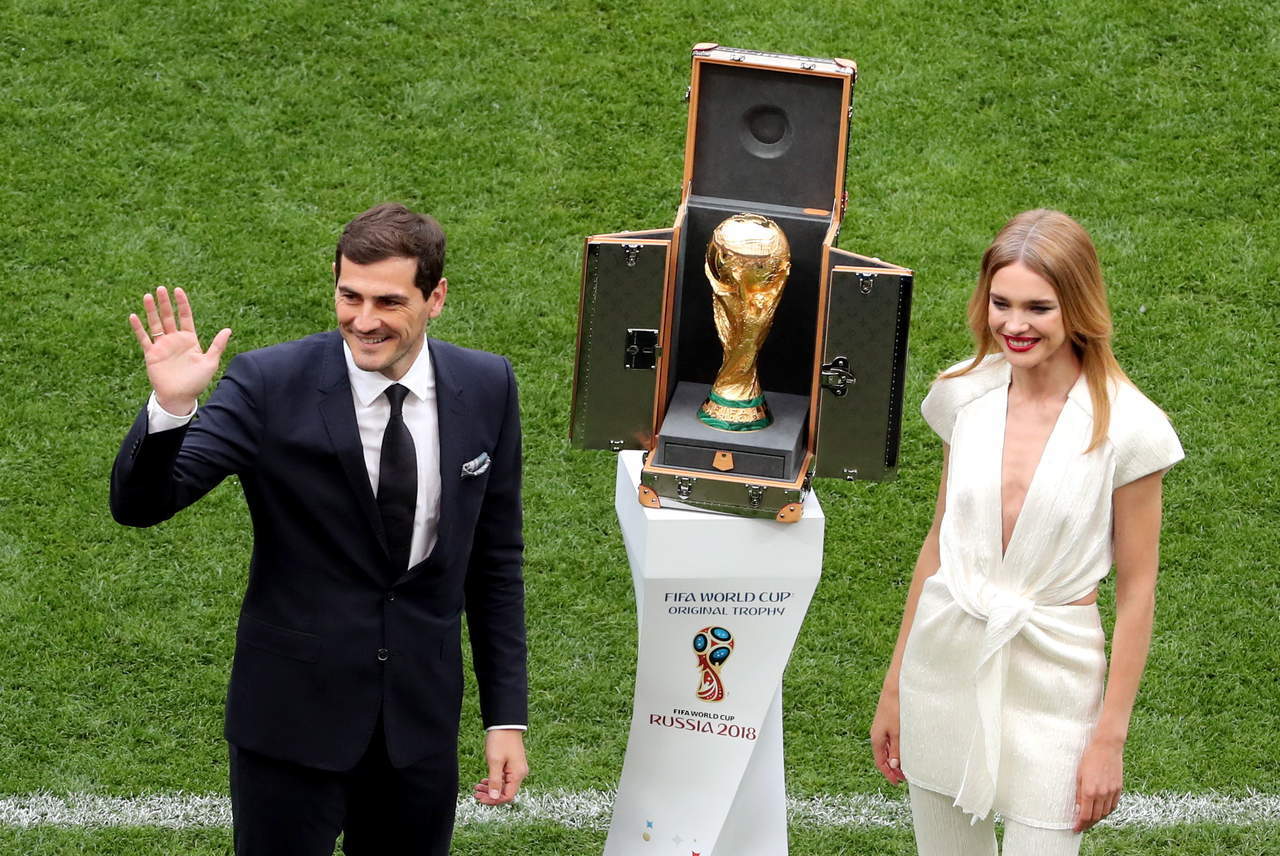 El español Iker Casillas presentó hoy en el terreno de juego del estadio Luzhnikí el trofeo de la copa del mundo; estuvo acompañado por la modelo rusa Natalia Vodiónova.