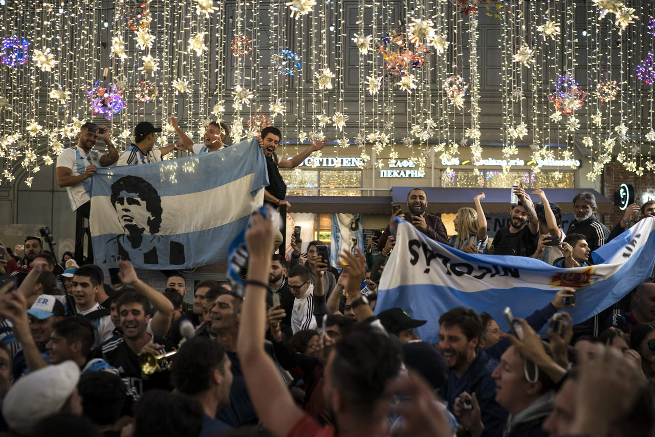 Los argentinos ya celebran en la calle Nikolskaya, punto de reunión para aficiones de distintos países.