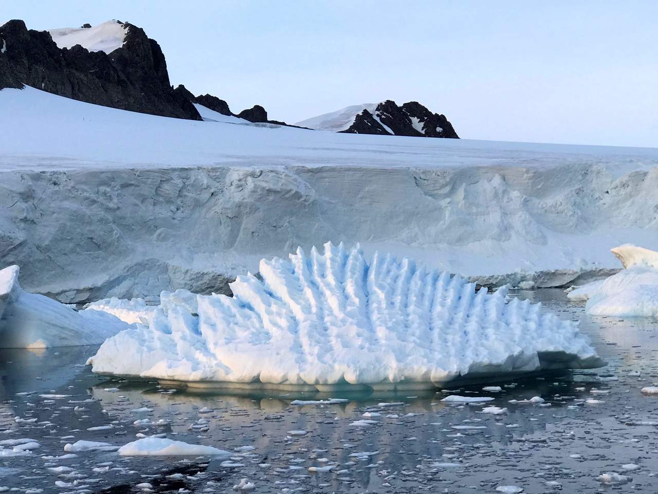 La revista Nature dijo que si no se hace nada para detener el deshielo masivo en la Antártida podría ocurrir un escenario desalentador en 2070. (ARCHIVO)