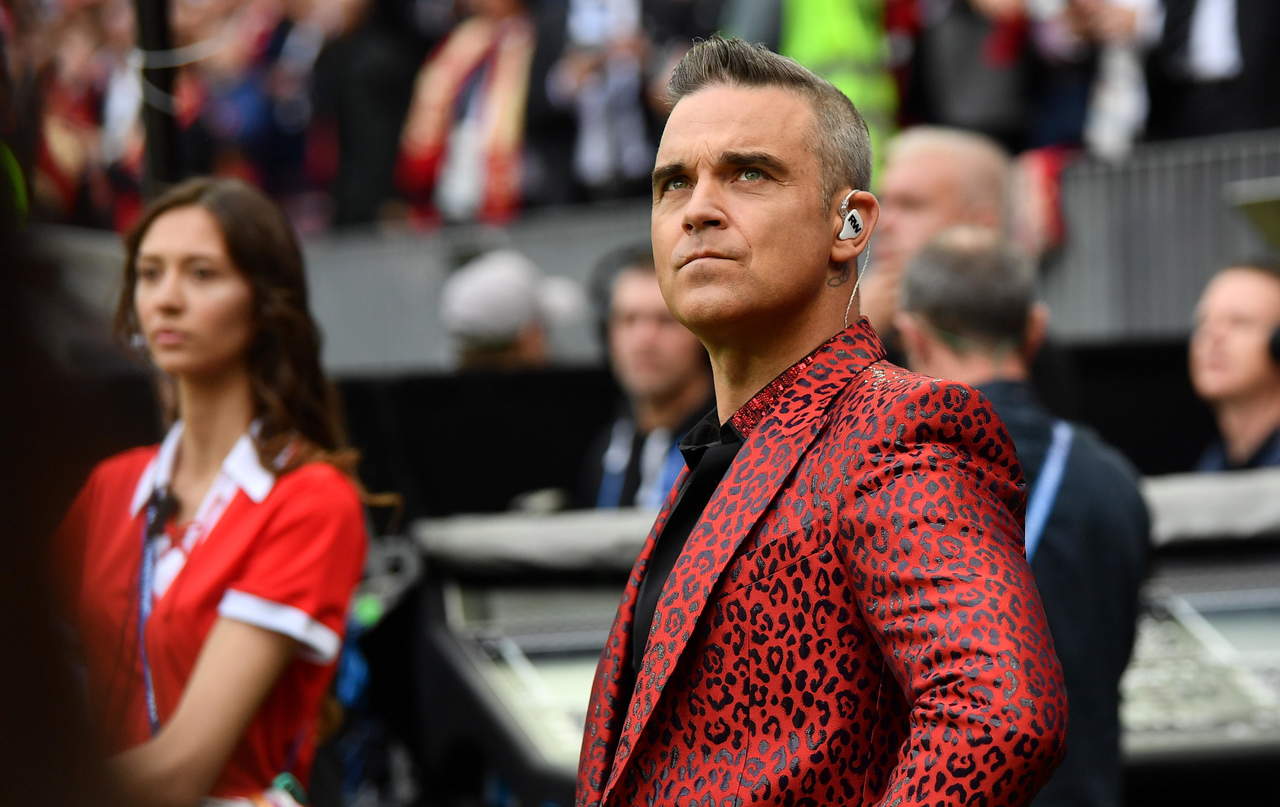 Robbie Williams inaugura el Mundial con 'Britney señal'