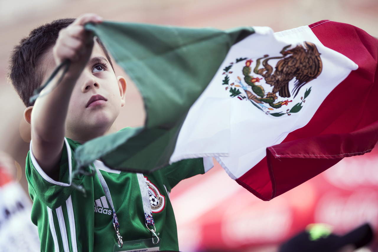 Chicos y grandes ondean banderas de México en Mundial de Rusia 2018. (EFE)