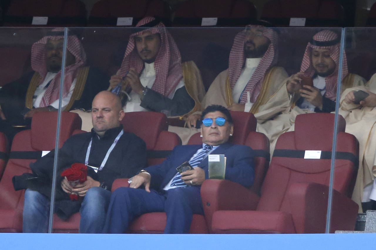 Diego Armando Maradona sentado en el estadio Luzhniki, en Moscú, para presenciar el partido entre Rusia y Arabia Saudí. A Maradona no le gusta México como sede en 2026