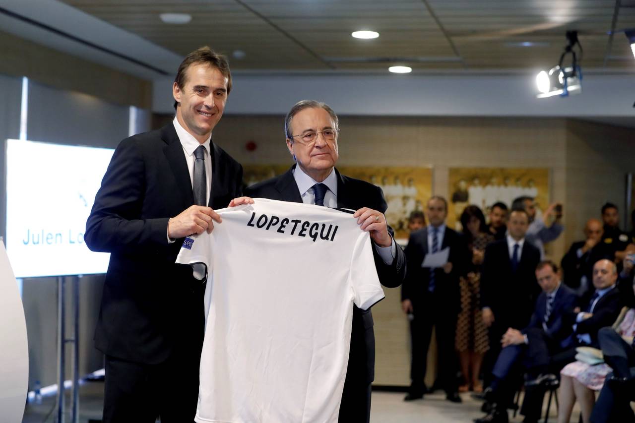El presidente del Real Madrid, Florentino Pérez (d), y el nuevo entrenador del equipo, Julen Lopetegui (i), posan con una camiseta con el apellido del exseleccionador español de futbol durante su presentación, ayer en el estadio Santiago Bernabéu. (EFE)