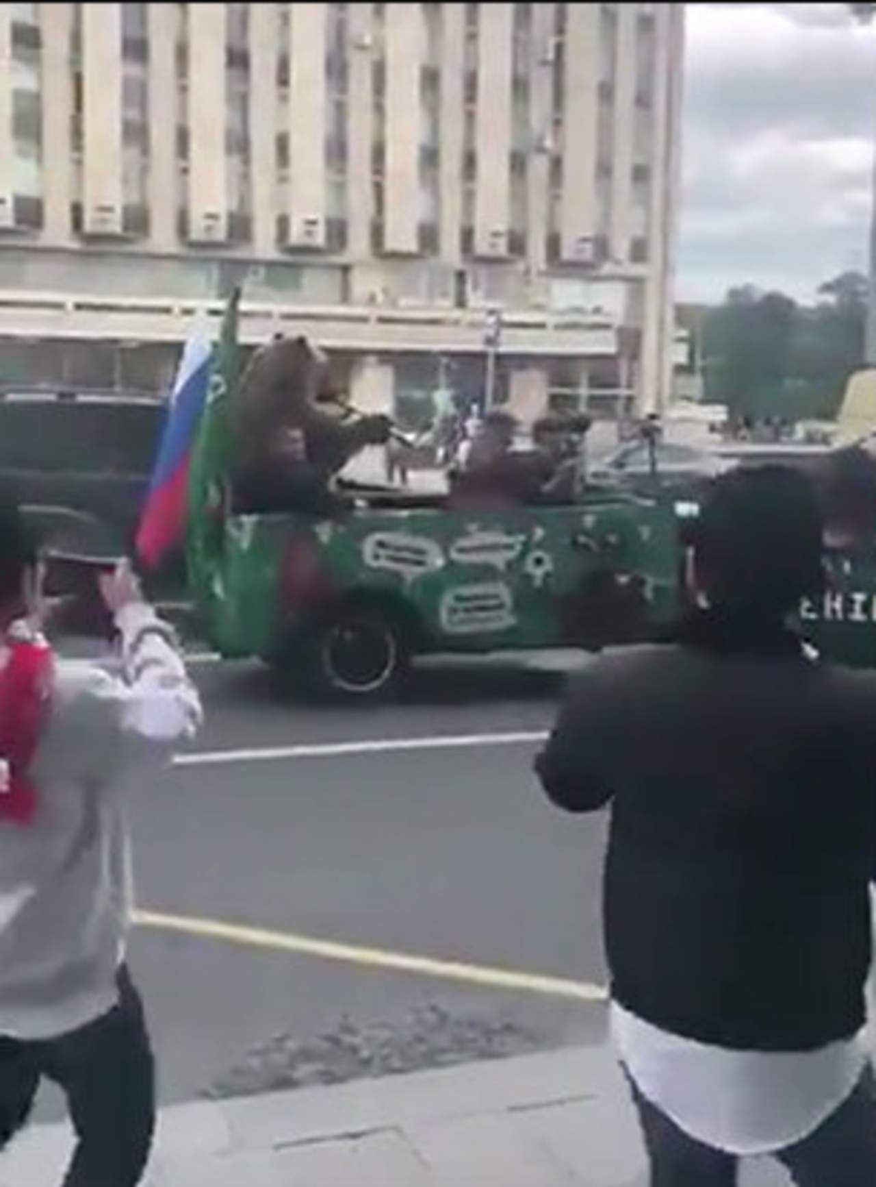 Afición rusa celebra victoria con un oso tocando 'tocando' vuvuzela