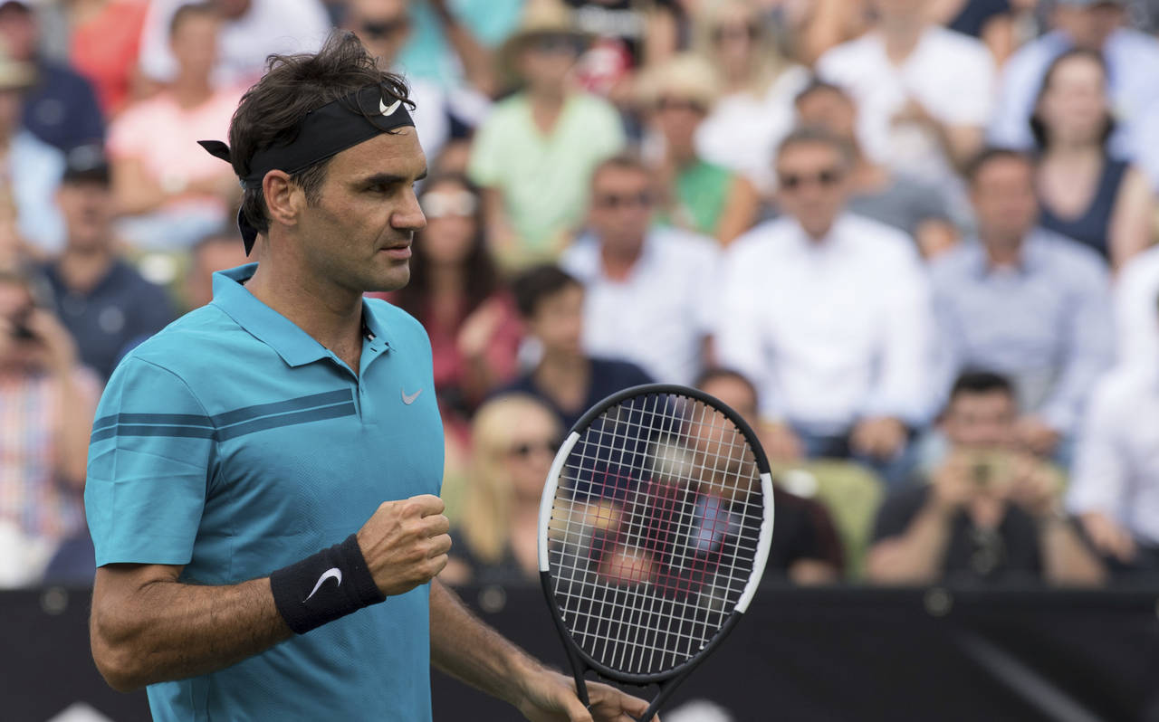 Roger Federer se impuso 6-4, 6-4 a Guido Pella y avanzó a semifinales en el torneo de Stuttgart, donde se medirá a Nick Kyrgios. (AP)