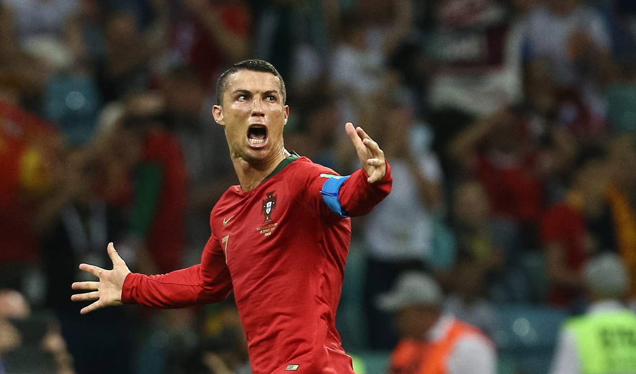 Cristiano Ronaldo festeja uno de sus tres tantos ante España. (AP)