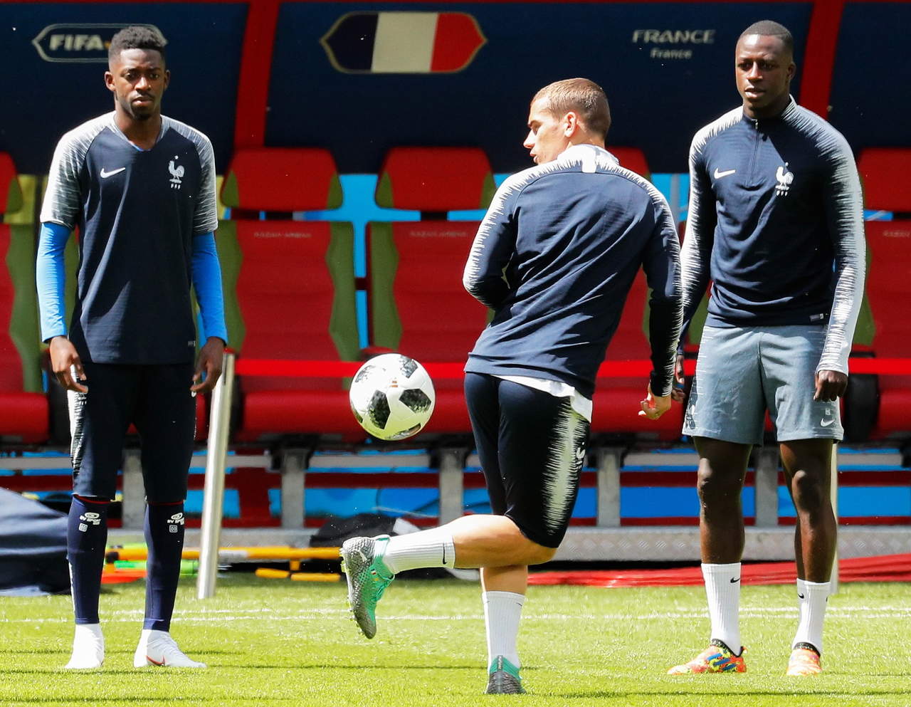 Antoine Griezmann, rodeado de compañeros, durante un entrenamiento de la selección francesa. (AP)
