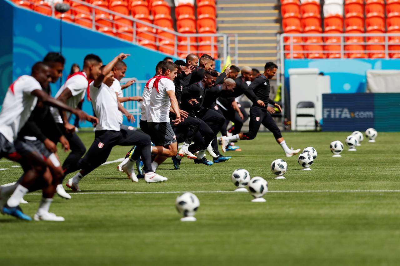Los jugadores de la selección de Perú, durante el entrenamiento de ayer en el campo del Mordovia Arena en la ciudad de Saransk. (Fotografía de EFE)
